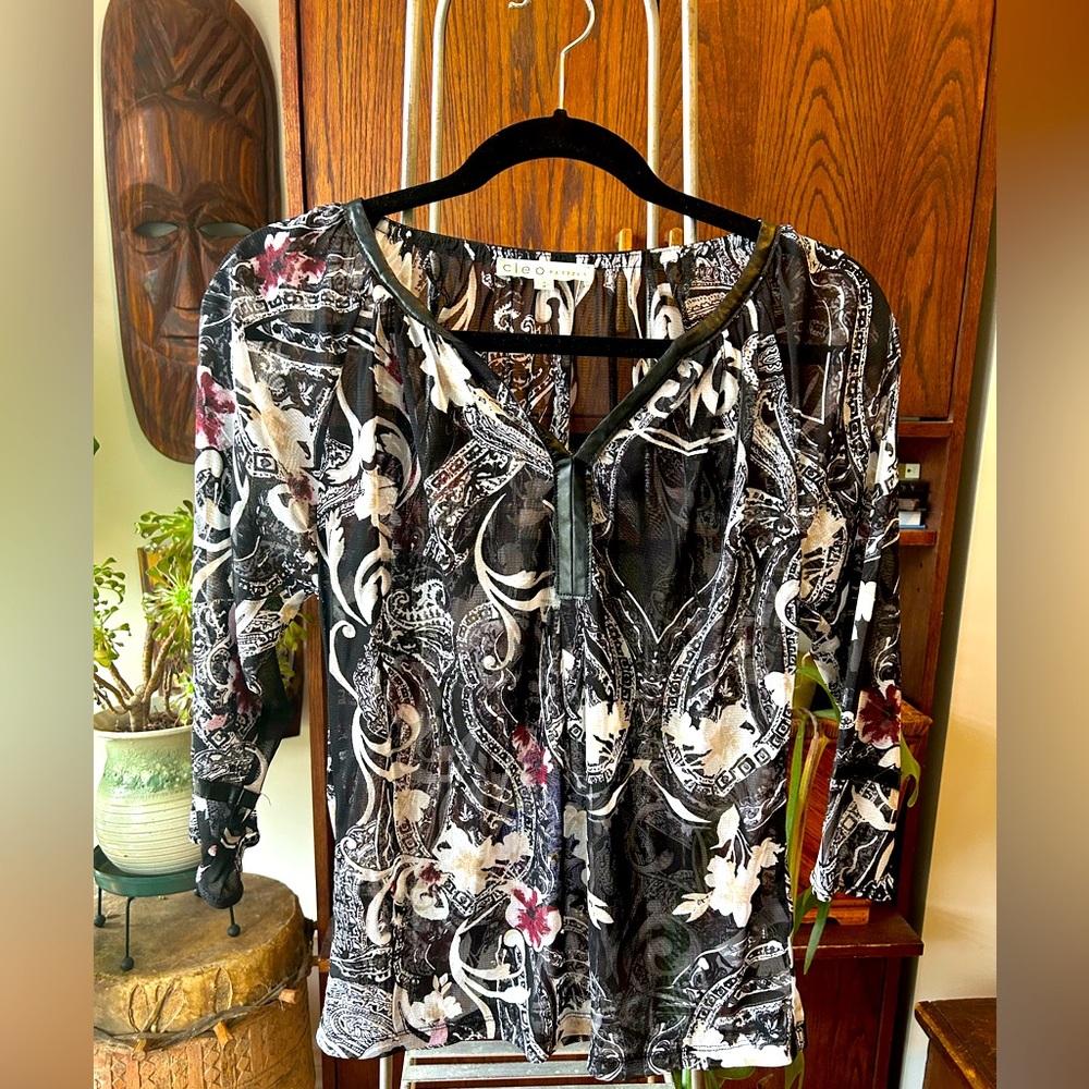 Cleo Petites - Floral Black and White Women's Top